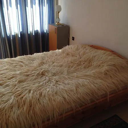 Katya سموليان